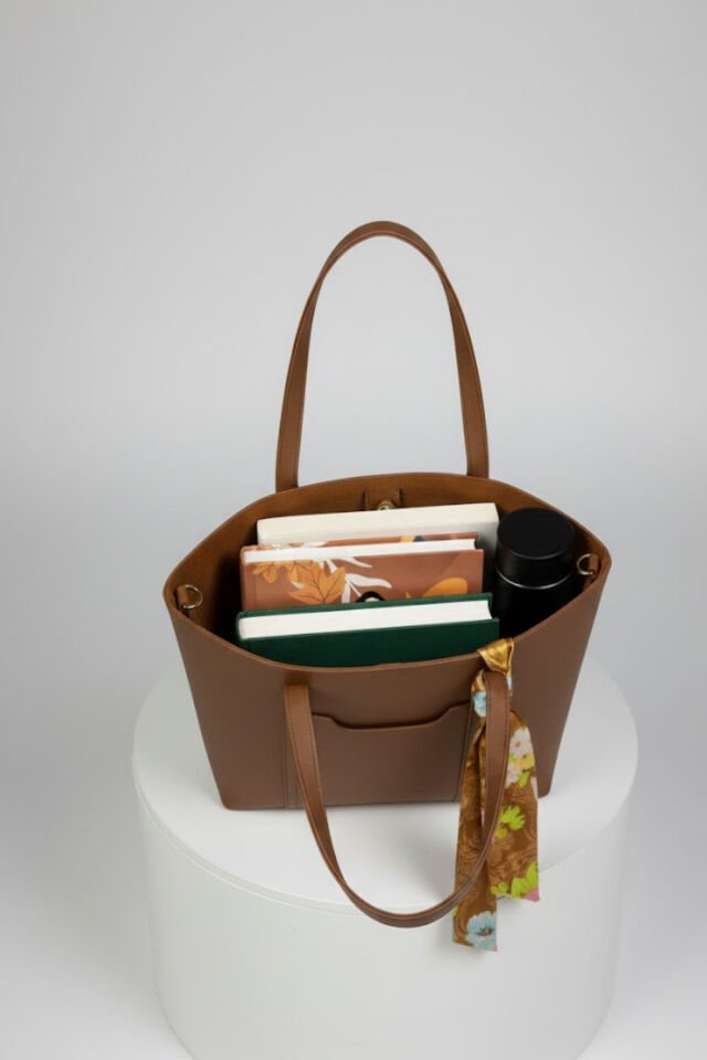 Clara Fularlı Cep Detaylı El ve Omuz Çantası 30/35 Cm Kahverengi