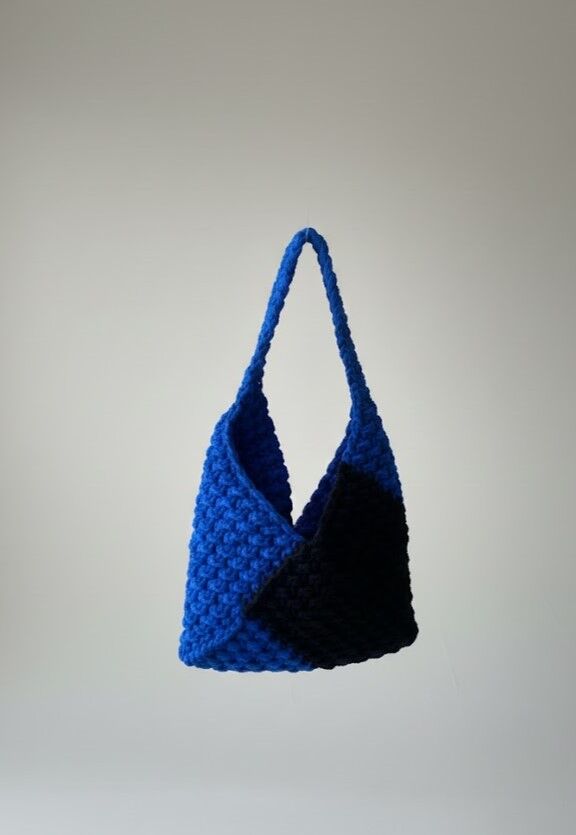 Modern Geometrik Örgü Omuz Çantası – Safir Mavi & Siyah