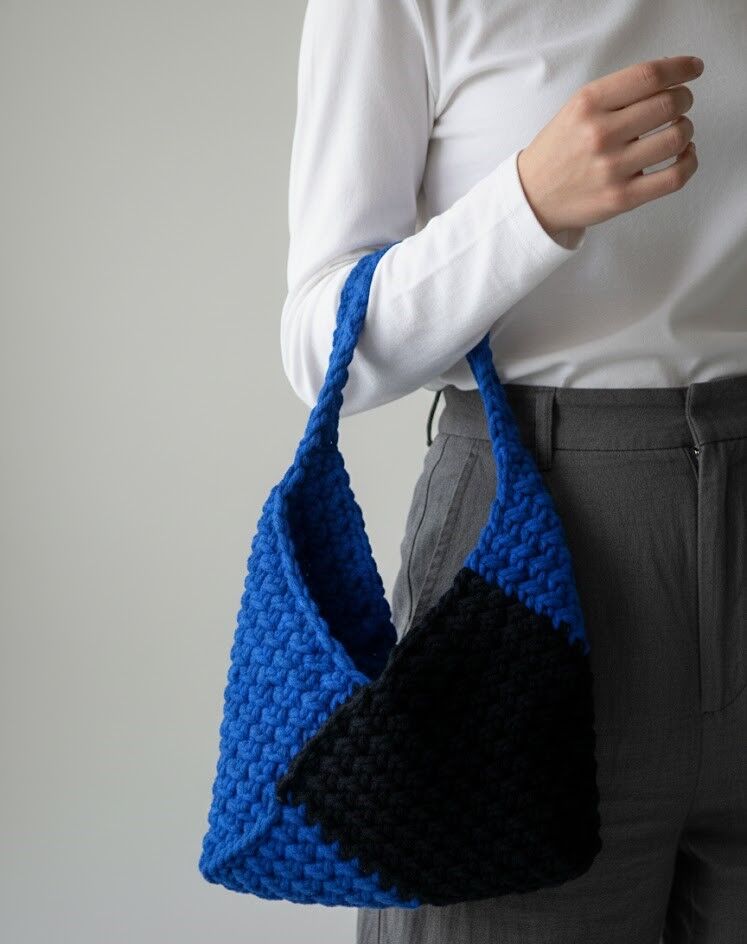 Modern Geometrik Örgü Omuz Çantası – Safir Mavi & Siyah