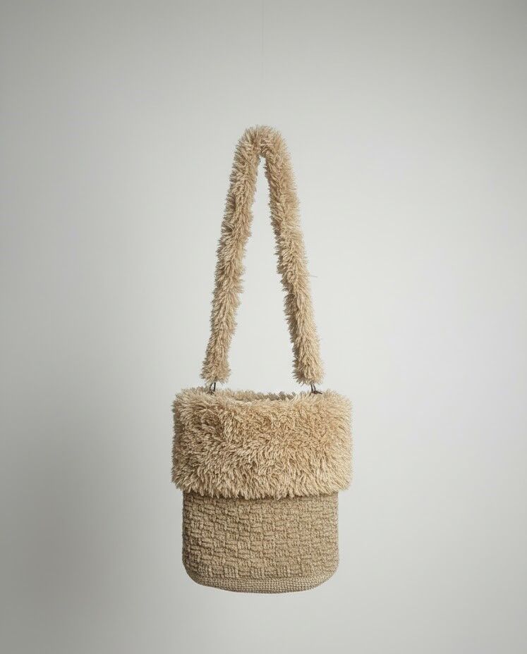 Bej Peluş Detaylı Örme Omuz Çantası