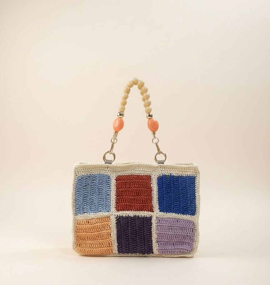 Kare Motifli ve Boncuk Saplı El Örgüsü Çanta