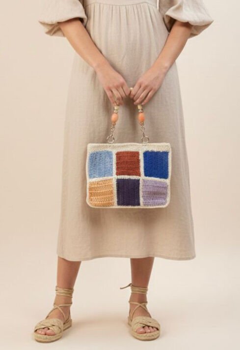 Kare Motifli ve Boncuk Saplı El Örgüsü Çanta