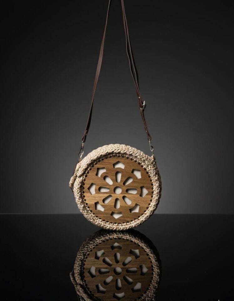 El İşçiliği Ahşap Detaylı Örgü Crossbody Çanta